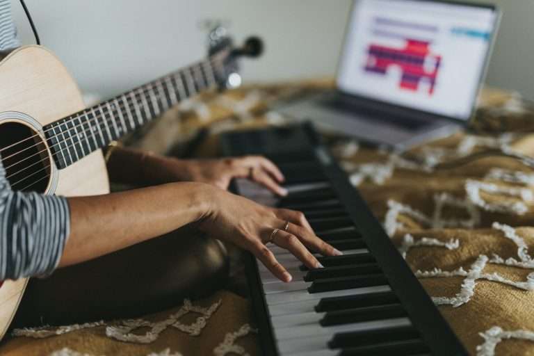 Indignación y esperanza: nueva ley permitiría a músicos independientes enfrentarse al streaming y la IA
