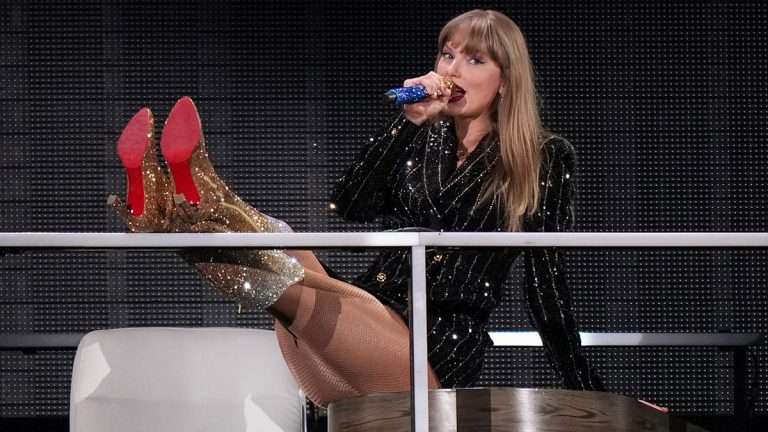 Taylor Swift regala guitarra a una niña y un vecino tras video viral