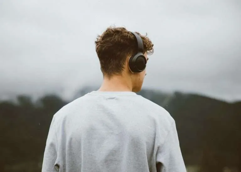 Hipoacusia: cómo el uso de auriculares impacta en la salud auditiva y las interacciones sociales