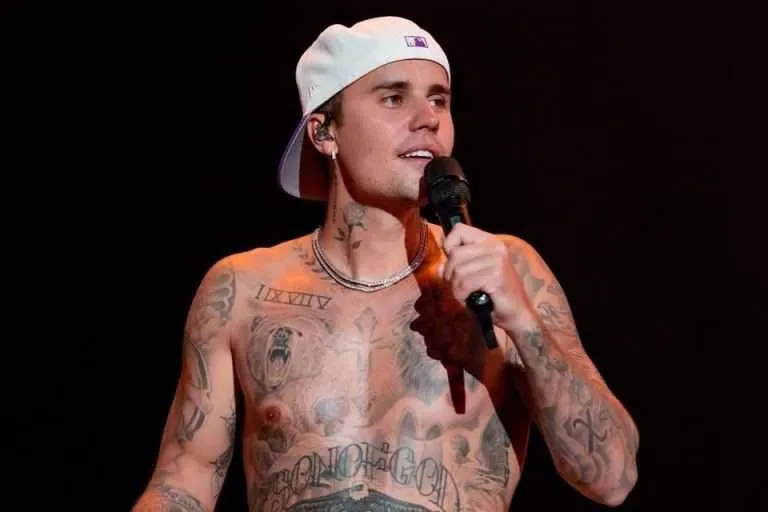 Justin Bieber disfruta de un puro al ritmo de Playboi Carti y Travis Scott