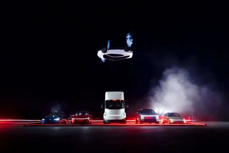 Tesla muestra un auto que promete volar: expertos dudan y las redes explotan