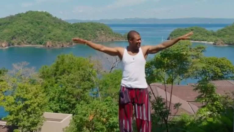 La íntima escapada familiar de Usher a Costa Rica para celebrar su cumpleaños 48