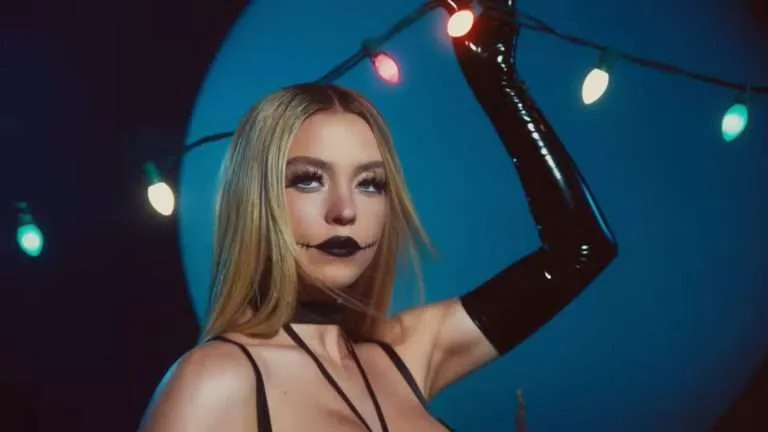 Video: Sydney Sweeney posa en lencería para comercial navideño